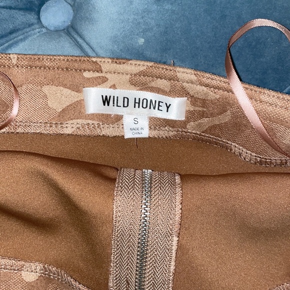 Zip-up Structured Crop Top - Picture 3 of 5